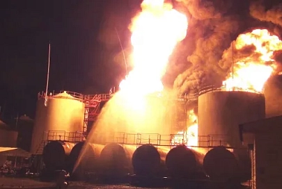 Пожар на нефтебазе под Киевом полностью потушен, опасности нового возгорания нет